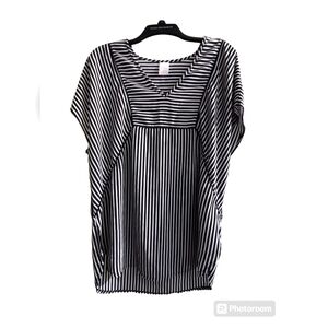 ♥️ 💙 2/$10 Women's Xhilaration pullover black and white shirt